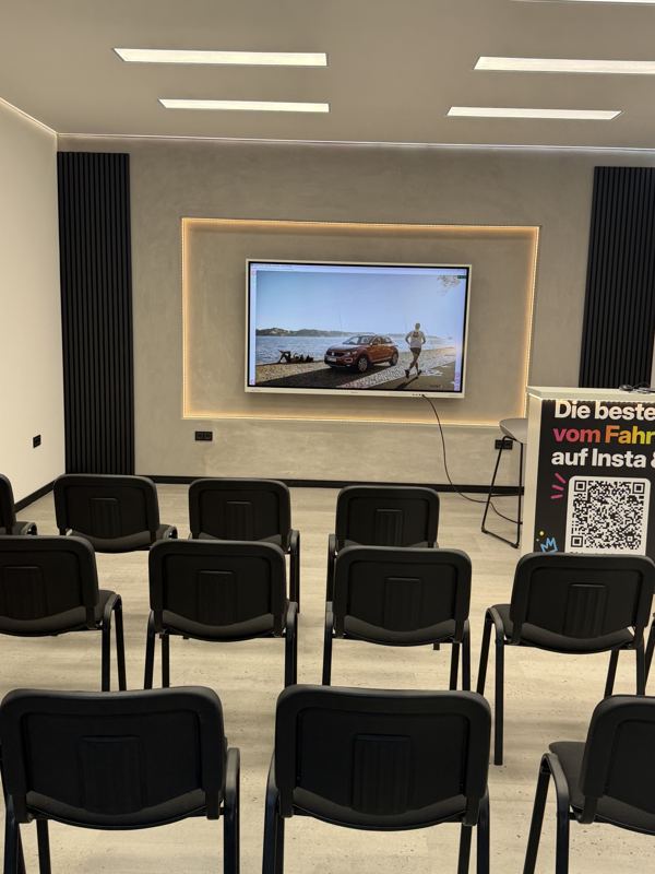 Neuer Theorieraum mit Kino-Screen und Lichtrahmen, Altewiekring 35