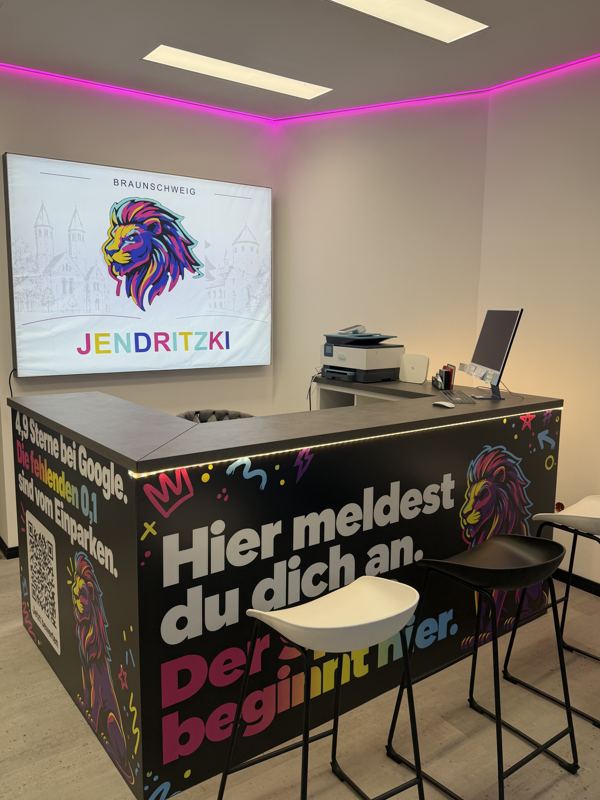 Neuer Empfangstresen „Hier meldest du dich an“ mit pinker Lichtfuge, Altewiekring 35