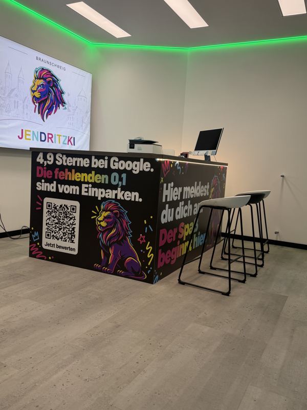 Empfang mit grüner Lichtfuge und 4,9-Sterne-Google-Hinweis, Altewiekring 35